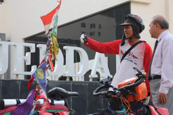 Fauzan Pesepedah Asal Magelang sedang berpose di depan Kantor KJRI Jeddah