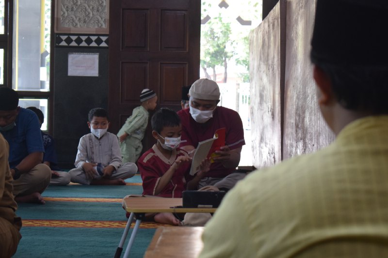 Hari Anak Internasional 1 juni, ayah sebagai orang tua melindungi hak anak dengan memberikan pelajaran Al Quran