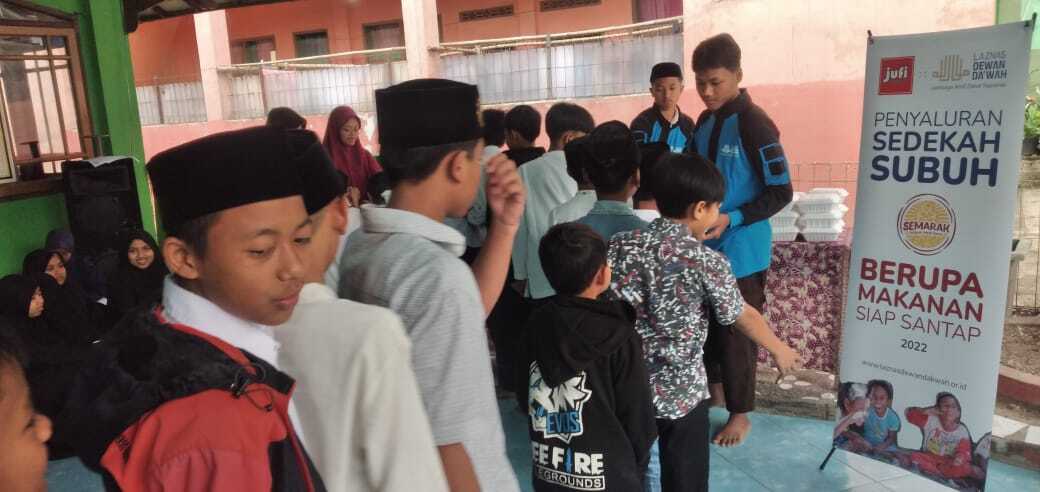 Anak yatim dhuafa di Kampung Pejuang Subuh Garut berbaris rapih menerima bantuan 120 paket makanan siap saji dari Laznas Dewan Da'wah