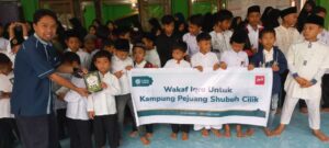 Anak-anak santri di Kampung Pejuang Subuh Garut, mendapat bantuan 50 eksemplar buku Iqra donasi dari Baitul Wakaf