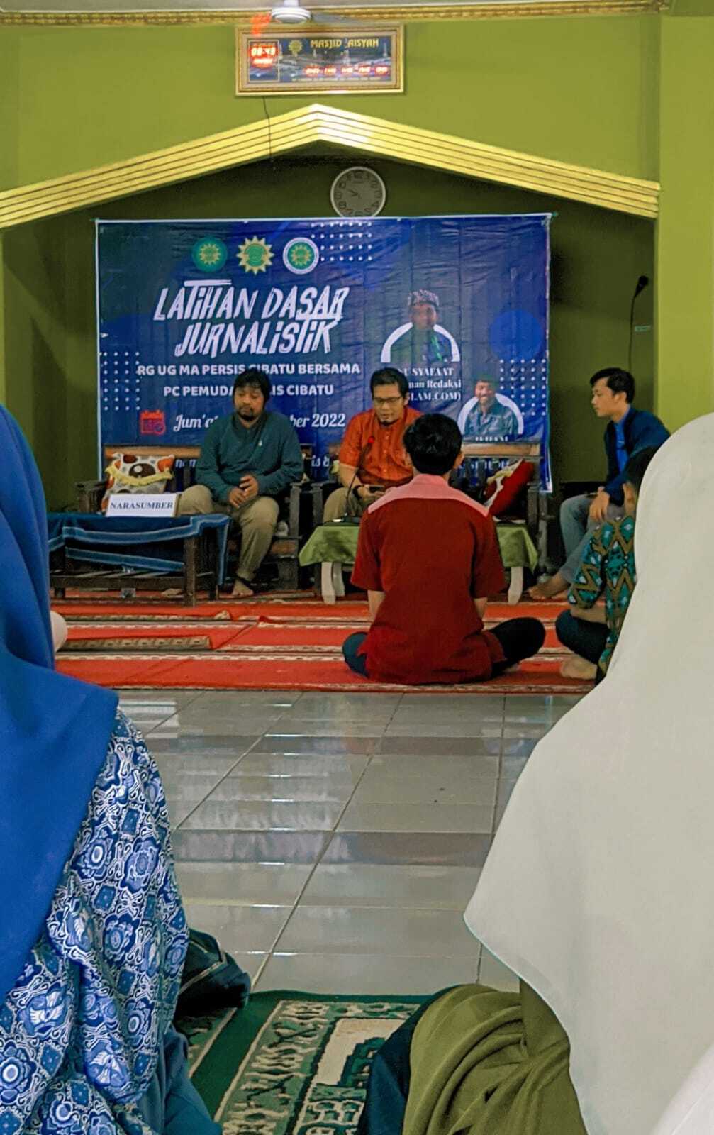 narasumber Latihan Dasar Jurnalistik di depan para santri dan pelajar yang diselenggarakan oleh ponpes persis 81 Garut