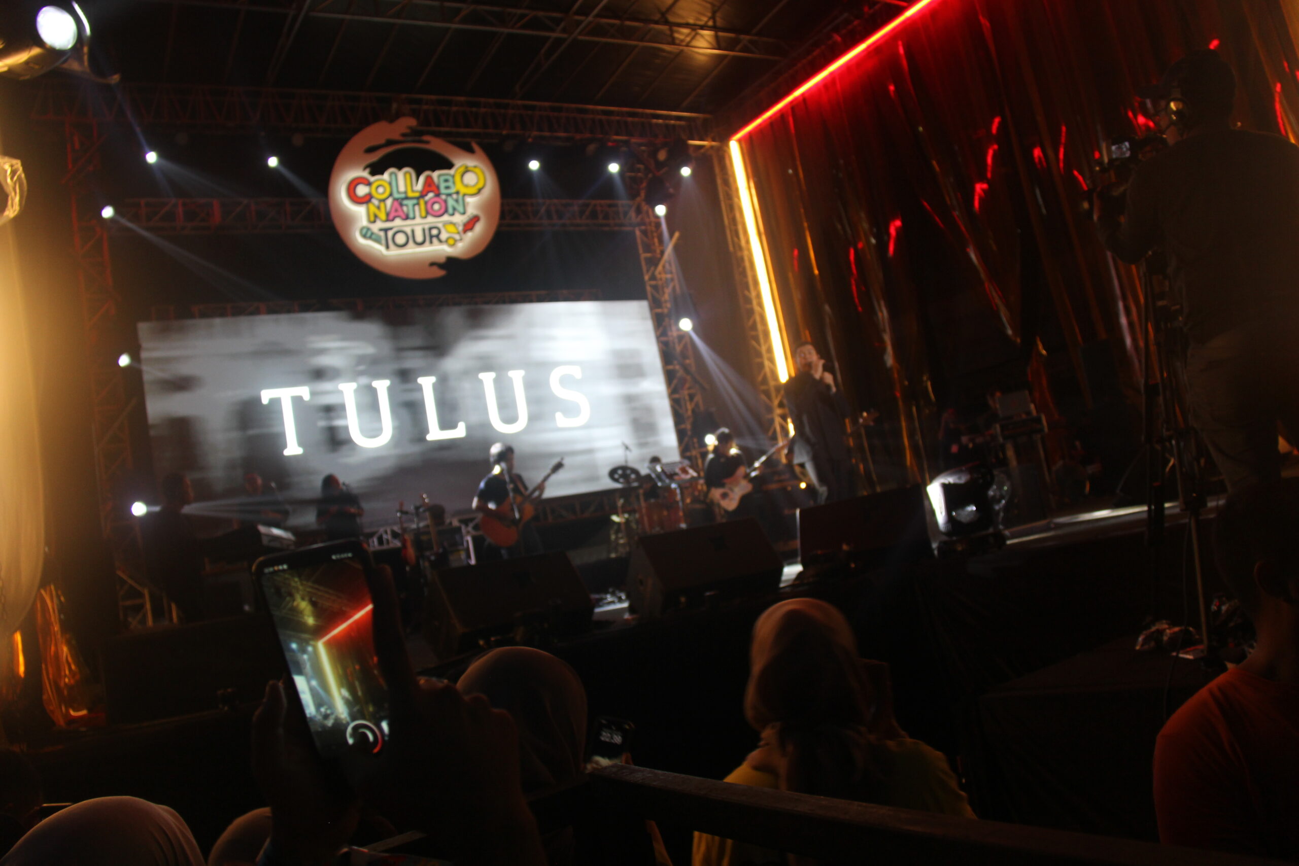 Penyanyi Tulus sedang bernyanyi di atas panggung event IM3 Collabonation Tour di Bekasi