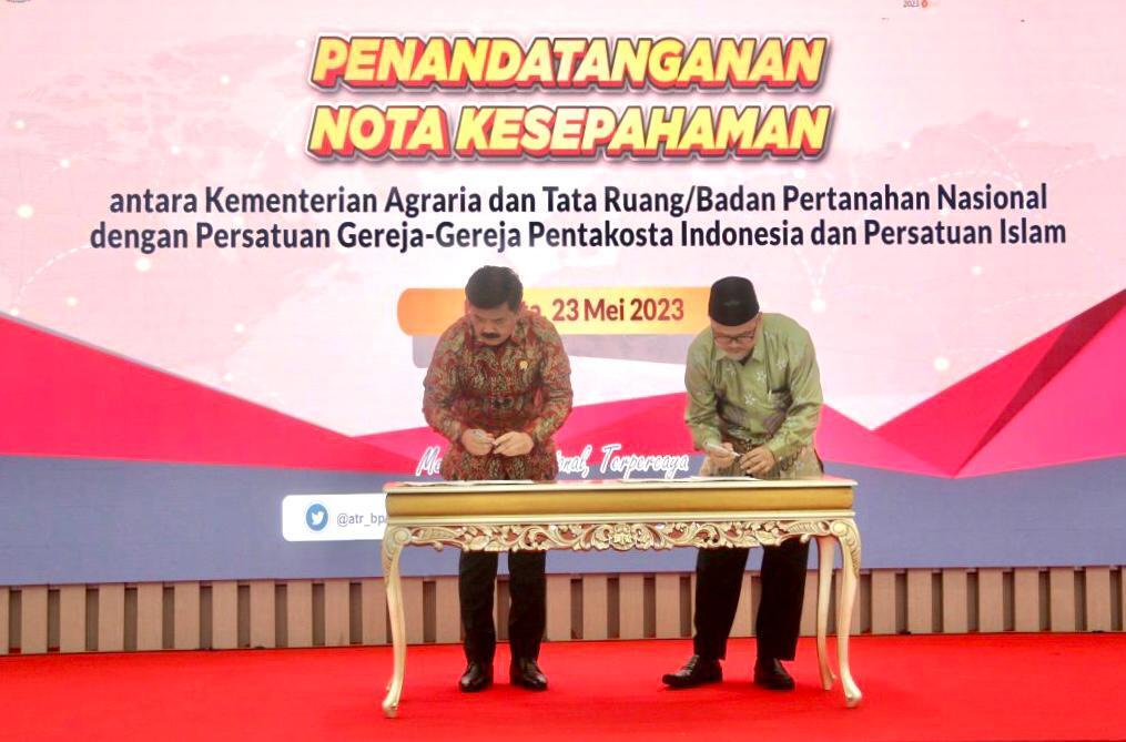 Penandatanganan nota kesepahaman dilakukan oleh Ketua Umum PP Persis, ustaz Jeje Zaenudin dan Menteri ATR/BPN Hadi Tjahjanto di kantor Kementerian ATR/BPN