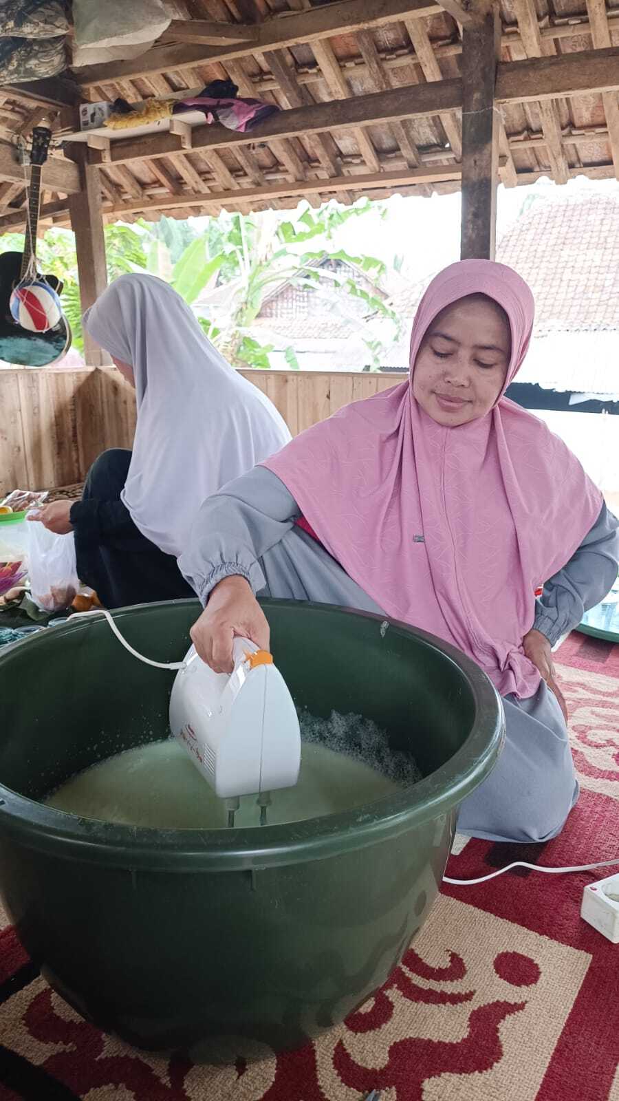 kaum ibu ibu sedang membuat sabun cuci piring, dalam kegiatan pelatihan kewirausahaan,