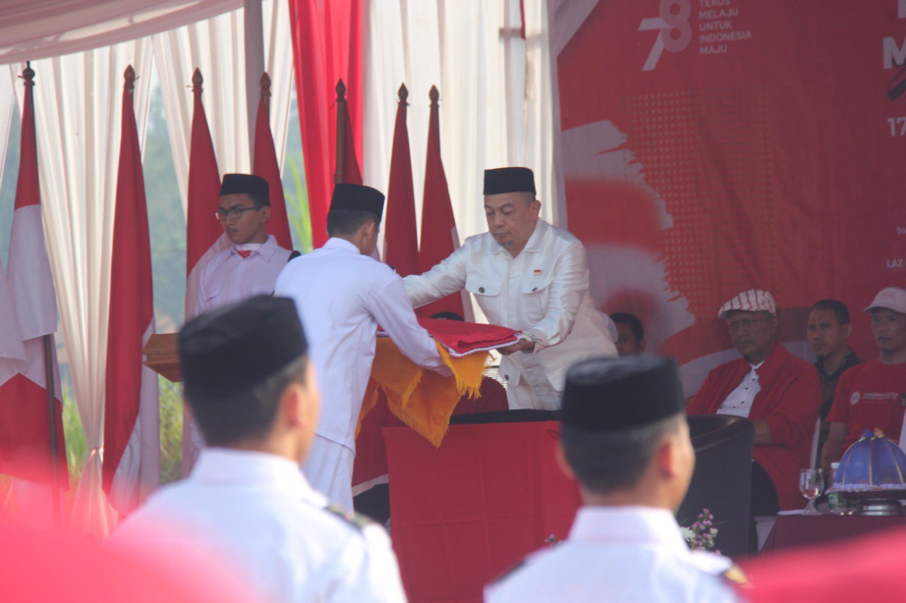 Ustadz Bachtiar Nasir dalam acara peringatan kemerdekaan 17 Agustus 2023 yang ke 78, memberikan bendera merah putih