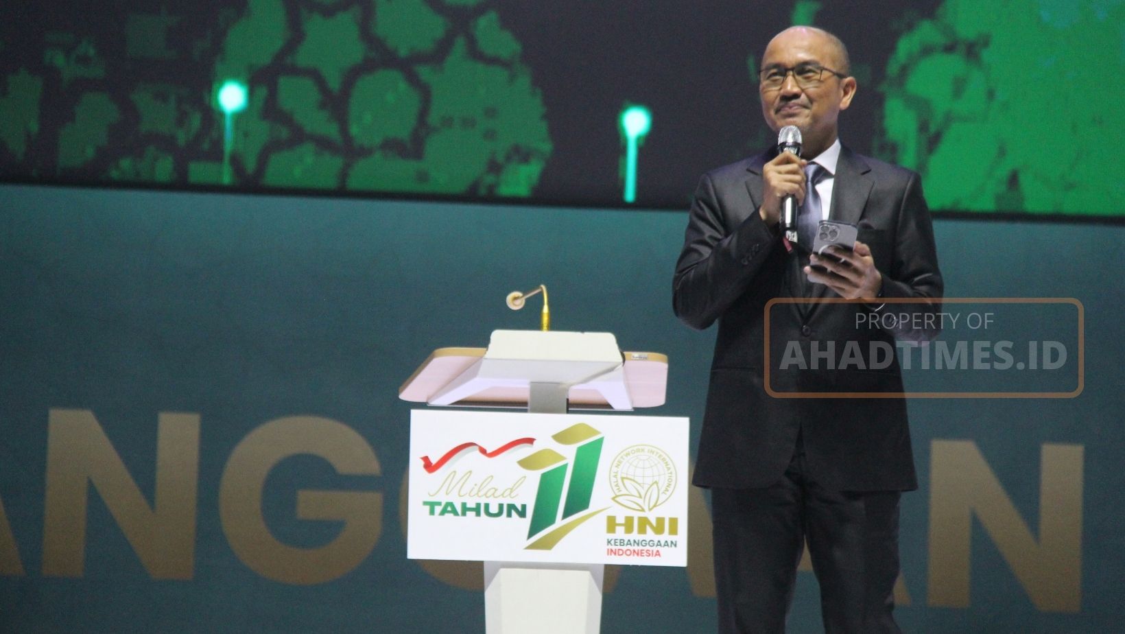 Agung Yulianto, Direktur Utama HNI (Halal Network International), berdiri di panggung Milad ke 11 HNI yang digelar di Sentul International Convention Center (SICC), Bogor, Jawa Barat, pada Ahad (17/9/2023).
