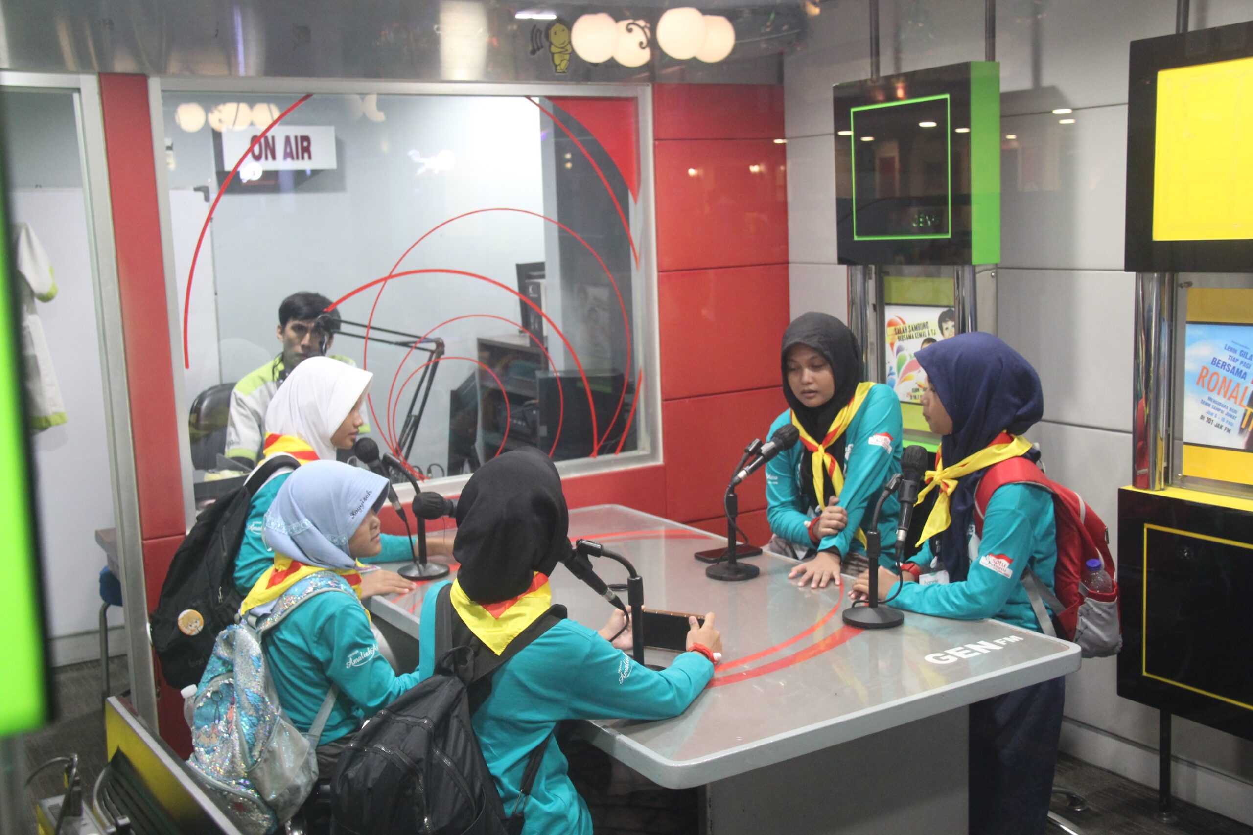 Pelajar yang turut serta dalam acara Happy Trip dari Yayasan Amalia Astra mendapatkan kesempatan untuk menjelajah dan mempraktekan berbagai profesi, mulai dari menjadi seorang penyiar radio yang menyiarkan berita