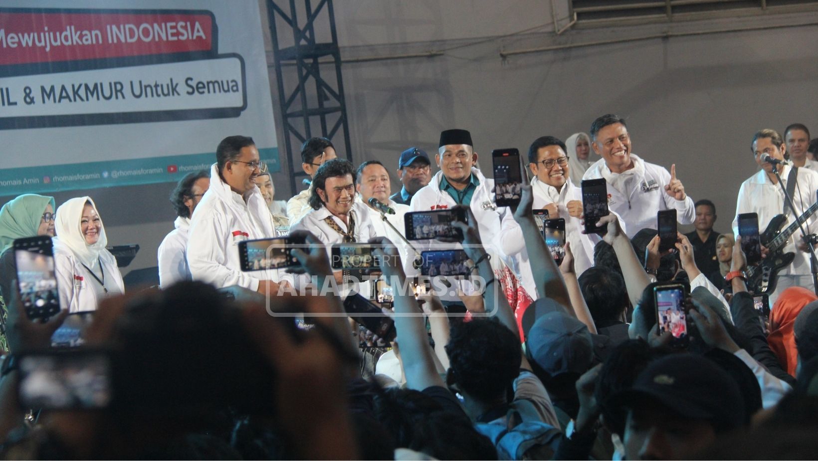 Pasangan capres cawapres nomor urut 1 Anies Baswedan dan Muhaimin Iskandar saat berdiri diatas panggung menyambut deklarasi dukungan Rhoma Irama di, Kemayoran, Jakarta Utara, Senin (29/1/2024).