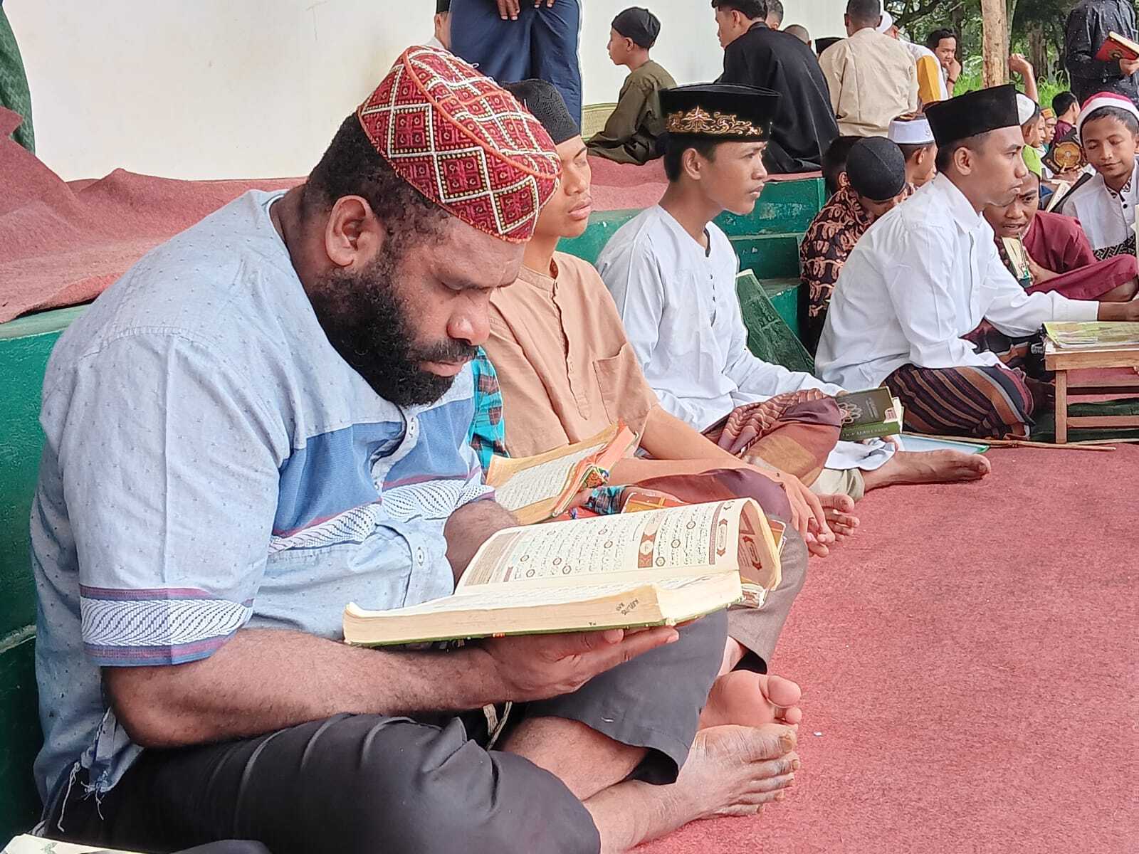 Santri-santri Pondok Pesantren (Ponpes) Nuu Waar Al Fatih Kaaffah Nusantara (AFKN) di Setu, Kabupaten Bekasi, Jawa Barat, sedang melakukan kegiatan belajar mengajar
