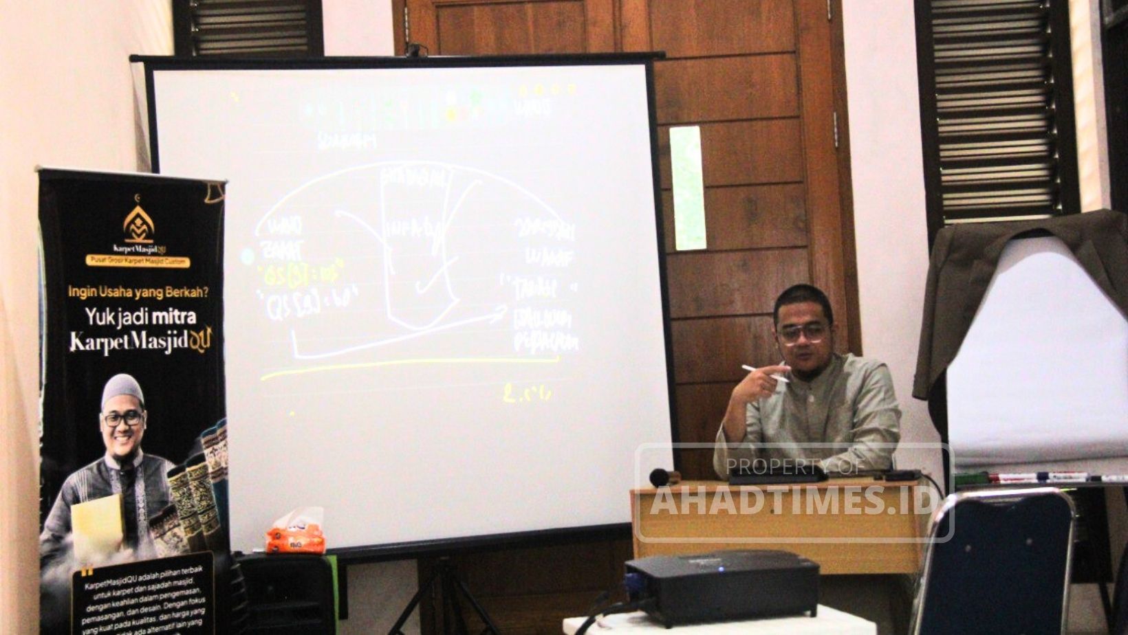 URS menjelaskan rumus dari perhitungan zakat yang tepat bagi pengusaha atau pedagang ketika mini worshop di kediaman pengusaha Cureal Herba,Perum Citra gran Kluster Nusa Dua blok E 10 no 11, kec. Jatisampurna, Kota Bekasi, pada kamis, 21 Maret 2024 lalu.