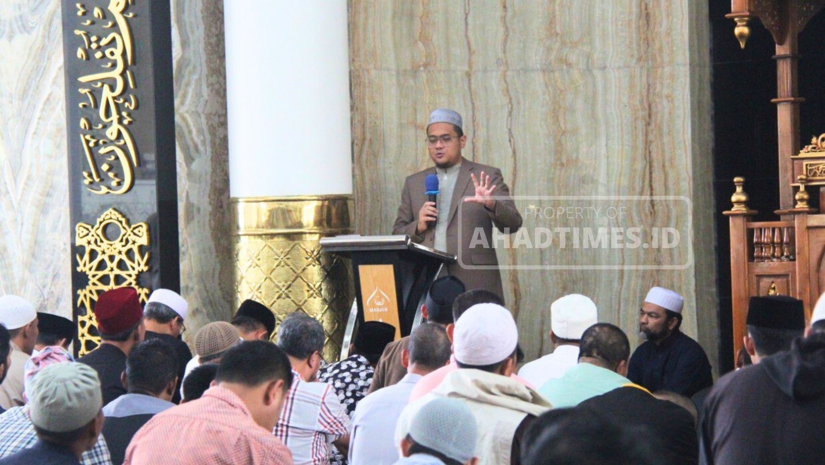 URS - Ustadz Rendy Saputra di depan podium masjid An Ni'mah memberikan ceramah tentang Literasi keuangan dan zakat bagi pengusaha