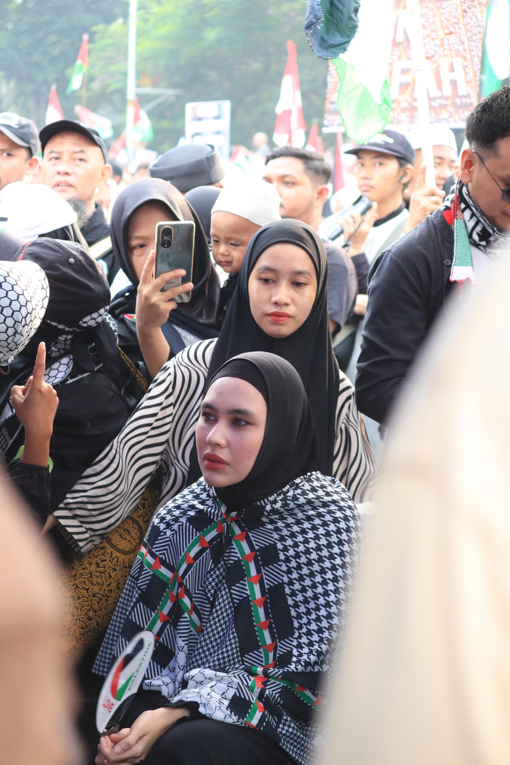 Aksi yang diberi nama "All Eyes on Rafah" ini juga dihadiri oleh sejumlah artis muda, termasuk Annisa Tereshia, Fenita Arie, Dara Arafah, Ashanty, Marissa Ica, dan Kartika Putri. Mereka menunjukkan solidaritas dan keprihatinan terhadap kekerasan yang terjadi di Jalur Gaza, Palestina.