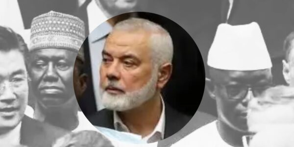 Foto: Kepala Biro Politik Hamas Ismail Haniyeh (tengah) menghadiri pelantikan presiden baru Iran di Teheran pada Selasa (30/7/2024). (Getty)