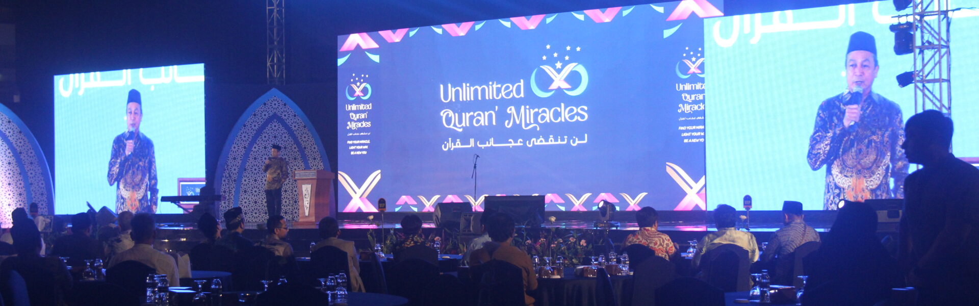 KH. Bachtiar Nasir berdiri di atas panggung event AQL Muharram Fest 2024 dalam acara UNLIMITED QURAN' MIRACLES