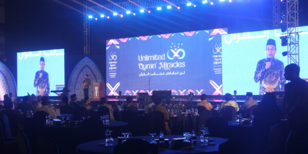 KH. Bachtiar Nasir berdiri di atas panggung event AQL Muharram Fest 2024 dalam acara UNLIMITED QURAN' MIRACLES