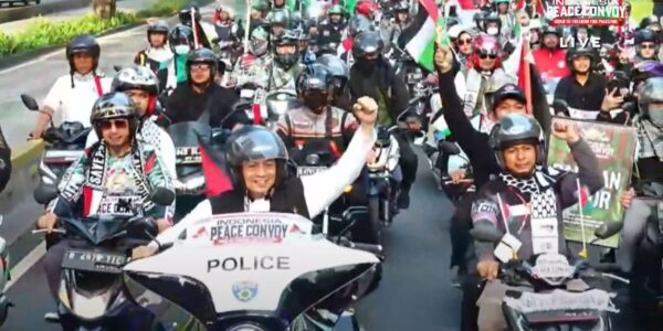 Bachtiar Nasir mengendarai motor besar memimpin ribuan peserta Indonesia Peace Convoy, Aksi Bela Palestina, Sabtu, 27 Juli 2024