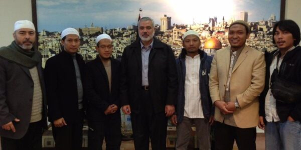 Salim A Fillah foto bersama Kepala Biro Politik Hamas Ismail Haniyeh