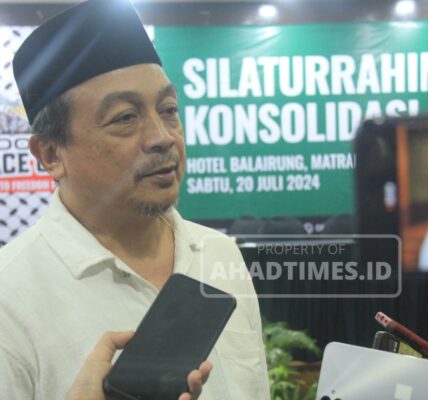 Ustadz Bachtiar Nasir saat door stop di depan awak media, setelah acara PRESSCON INDONESIA PEACE CONVOY