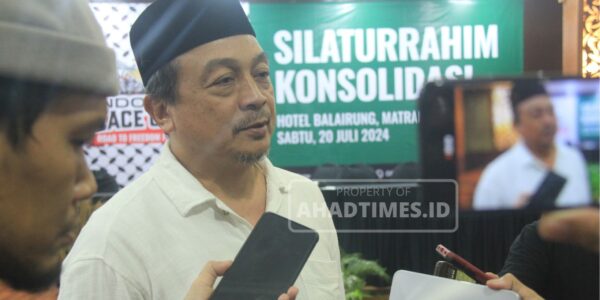Ustadz Bachtiar Nasir saat door stop di depan awak media, setelah acara PRESSCON INDONESIA PEACE CONVOY