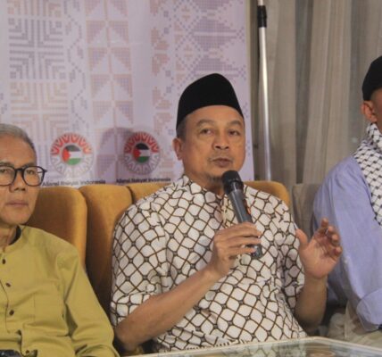 Ustadz Bachtiar Nasir, Pimpinan AQL, dalam konferensi pers yang digelar oleh Aliansi Rakyat Indonesia Bela Palestina (ARI-BP) di Jakarta Timur