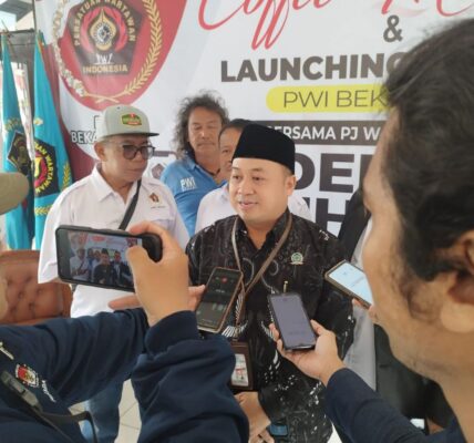 Ade Muksin, Ketua PWI Kota Bekasi terpilih, tahun 2024-2027, dalam wawancara Launching Website PWI BEKASI RAYA, bersama PJ Wali Kota Bekasi, Raden Gani Muhamad, pada pagi ini, Jum'at 16 Agustus 2024, di Gedung PWI Kota Bekasi, Marga Jaya, Kec. Bekasi Selatan, Kota Bekasi, Jawa Barat.