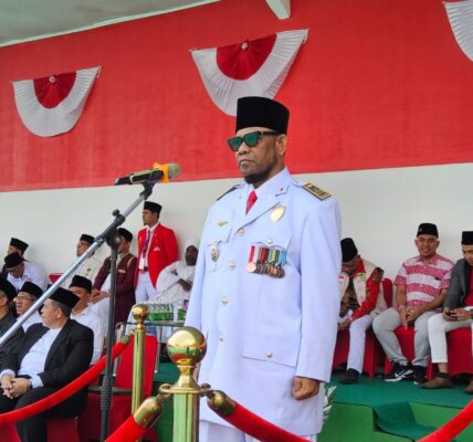 KH MZ Fadzlan R Garamatan pimpinan Pondok Pesantren Nuu Waar Al Fatih Kaaffah Nusantara (AFKN) menggelar upacara peringatan Hari Kemerdekaan ke-79 Republik Indonesia pada Sabtu, 17 Agustus 2024. Acara ini diadakan di Lapangan Merah Putih Ponpes Nuu Waar AFKN Setu, Kabupaten Bekasi, Jawa Barat