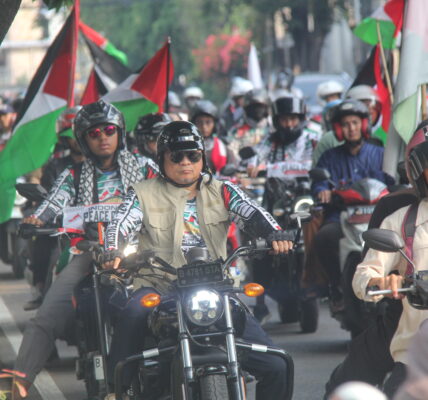 KH Bachtiar Nasir mengendarai sepedah motor besar, memimpin jalannya PEACE CONVOY, memperingati 1 Tahun Genozida di Gaza, bersama para peserta convoy yang juga berkendara motor, dengan atribut bendera Palestina