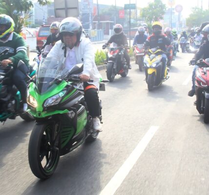 Calon Wali Kota Bekasi nomor urut satu, Heri Koswara, menghabiskan Minggu pagi (13/10/2024) dengan bergabung dalam kegiatan Sunmori (Sunday Morning Ride) bersama komunitas Rider Ninja Bekasi (RNB) Indonesia.