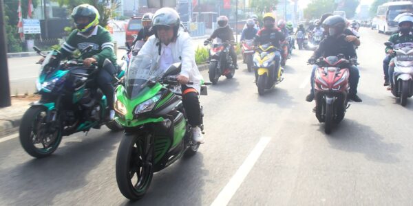 Calon Wali Kota Bekasi nomor urut satu, Heri Koswara, menghabiskan Minggu pagi (13/10/2024) dengan bergabung dalam kegiatan Sunmori (Sunday Morning Ride) bersama komunitas Rider Ninja Bekasi (RNB) Indonesia.