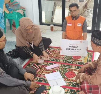 Rumah Zakat menyalurkan wakaf tunai untuk pembangunan sumber air di Tambelang, Bekasi, yang akan mendukung kegiatan Rumah Quran Darul Awwal serta memenuhi kebutuhan air bersih jamaah pengajian rutin.
