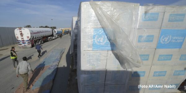 Truk pengangkut bantuan kemanusiaan UNRWA bersiap menyeberangi perbatasan Rafah antara Mesir dan Jalur Gaza, Minggu, 19 Januari 2025. (Foto AP/Amr Nabil)