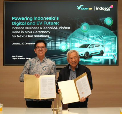 Muhammad Buldansyah, Director dan Chief Business Officer Indosat Ooredoo Hutchison dan Nguyen Van Thanh, Global CEO Xanh SM, menghadirkan solusi transportasi ramah lingkungan melalui taksi listrik berbasis teknologi IoT dan analitik. Kolaborasi ini mendukung transformasi digital dan keberlanjutan di Indonesia.