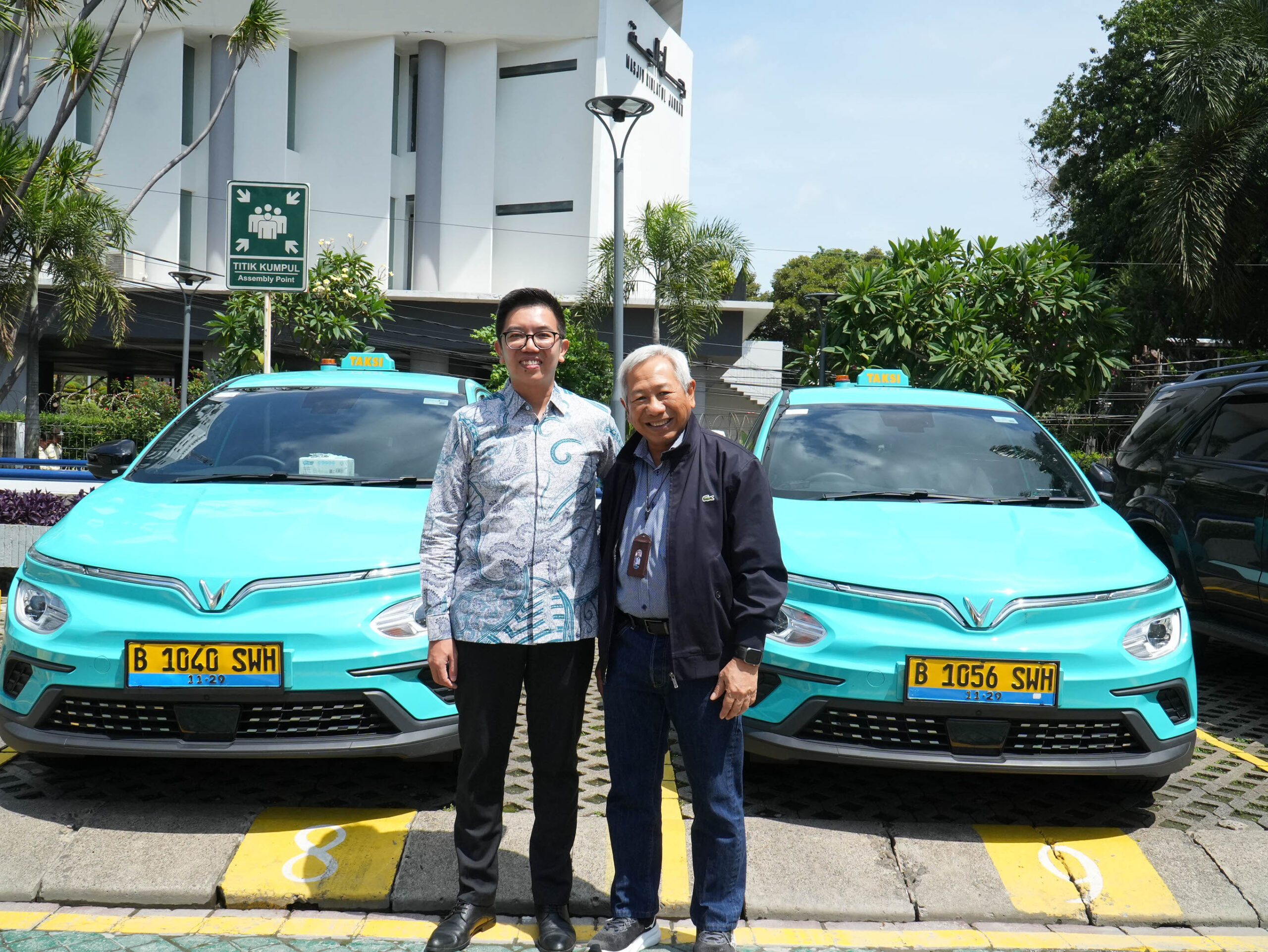 Muhammad Buldansyah, Director dan Chief Business Officer Indosat Ooredoo Hutchison dan Nguyen Van Thanh, Global CEO Xanh SM, menghadirkan solusi transportasi ramah lingkungan melalui taksi listrik berbasis teknologi IoT dan analitik. Kolaborasi ini mendukung transformasi digital dan keberlanjutan di Indonesia.