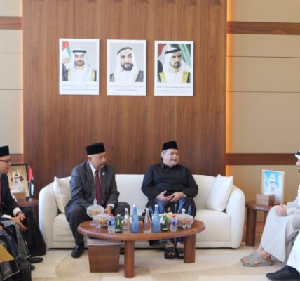 Delegasi Majelis Ulama Indonesia (MUI) DKI Jakarta yang dipimpin oleh Ketua Umum, KH. Muhammad Faiz, didampingi Sekretaris Umum KH. Auza’i Mahfudz, serta Direktur Pendidikan Kader Ulama (PKU), H. Muladi Mughni, Ph.D., melaksanakan kunjungan kerja ke Persatuan Emirat Arab (PEA) pada 18-21 Januari 2025.