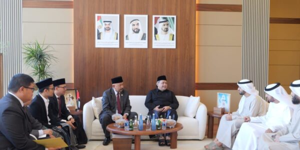 Delegasi Majelis Ulama Indonesia (MUI) DKI Jakarta yang dipimpin oleh Ketua Umum, KH. Muhammad Faiz, didampingi Sekretaris Umum KH. Auza’i Mahfudz, serta Direktur Pendidikan Kader Ulama (PKU), H. Muladi Mughni, Ph.D., melaksanakan kunjungan kerja ke Persatuan Emirat Arab (PEA) pada 18-21 Januari 2025.