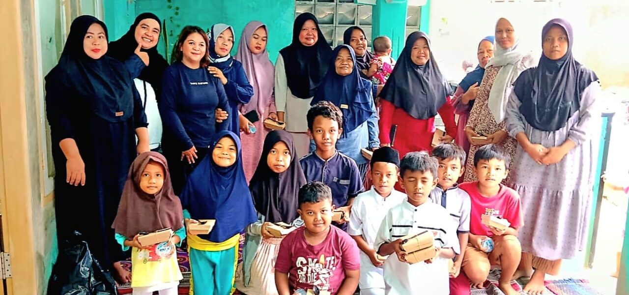 Program berbagi makan bareng anak yatim dan dhuafa dari Relawan Teladanku bersama sate taichan