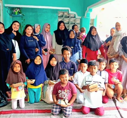 Program berbagi makan bareng anak yatim dan dhuafa dari Relawan Teladanku bersama sate taichan