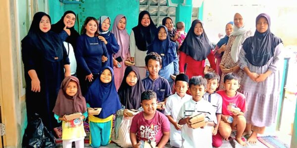 Program berbagi makan bareng anak yatim dan dhuafa dari Relawan Teladanku bersama sate taichan