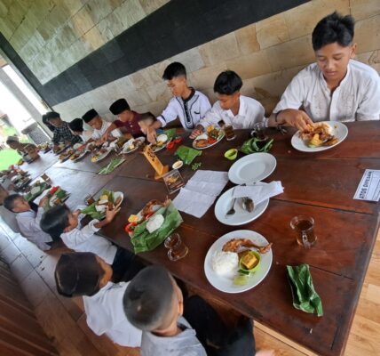 Relawan Kemanusiaan Teladanku memperingati milad ke-5 dengan menggelar acara Makan Bareng Anak Yatim di Saung Ranggon, Tasikmalaya. Kegiatan ini melibatkan 85 anak yatim, relawan, dan masyarakat dengan rangkaian edukasi wisata ke Pet Zoo.
