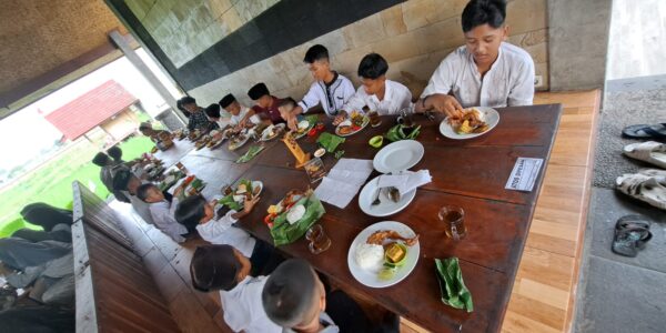 Relawan Kemanusiaan Teladanku memperingati milad ke-5 dengan menggelar acara Makan Bareng Anak Yatim di Saung Ranggon, Tasikmalaya. Kegiatan ini melibatkan 85 anak yatim, relawan, dan masyarakat dengan rangkaian edukasi wisata ke Pet Zoo.