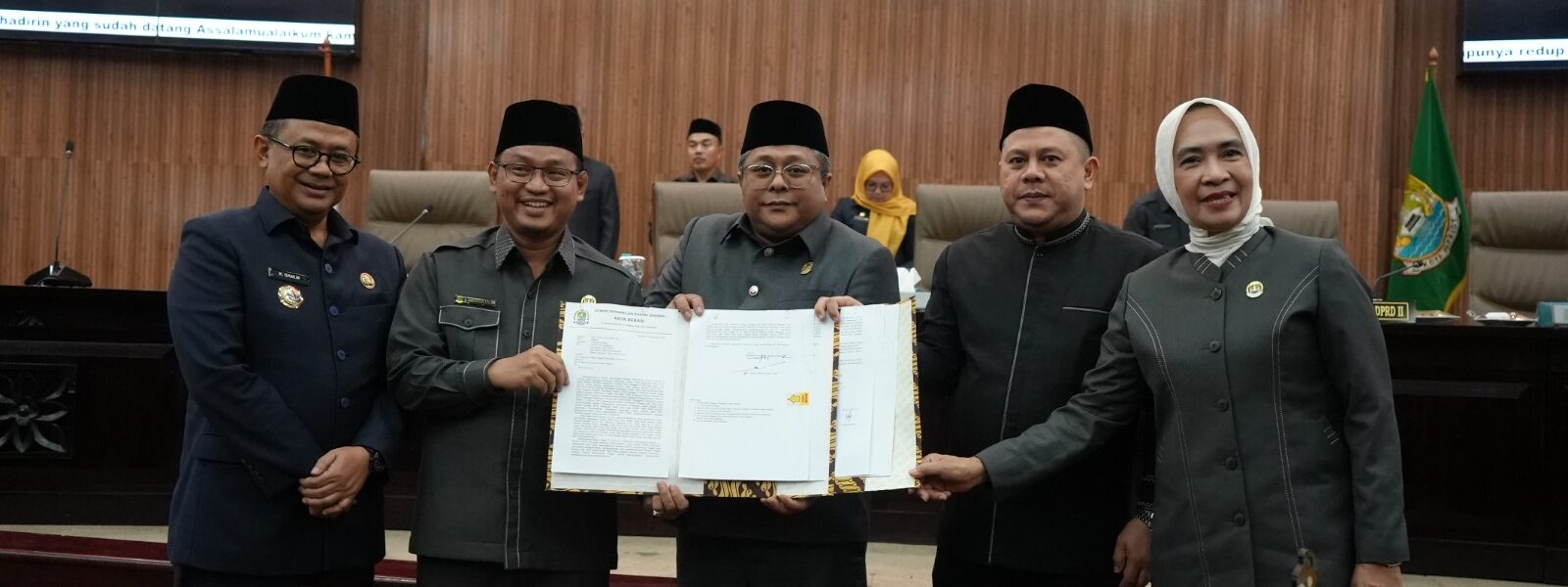 DPRD Kota Bekasi resmi menetapkan Dr. H. Tri Adhianto Tjahyono dan Dr. H. Abdul Harris Bobihoe sebagai Wali Kota dan Wakil Wali Kota Bekasi terpilih periode 2025-2030 dalam Rapat Paripurna, Senin (10/2).