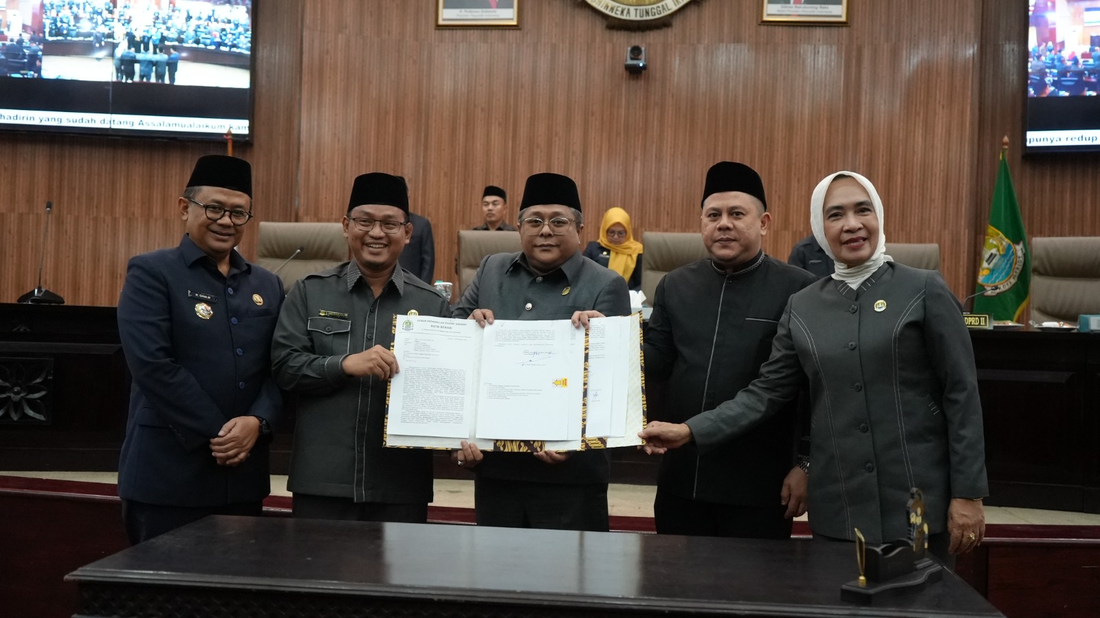 DPRD Kota Bekasi resmi menetapkan Dr. H. Tri Adhianto Tjahyono dan Dr. H. Abdul Harris Bobihoe sebagai Wali Kota dan Wakil Wali Kota Bekasi terpilih periode 2025-2030 dalam Rapat Paripurna, Senin (10/2).