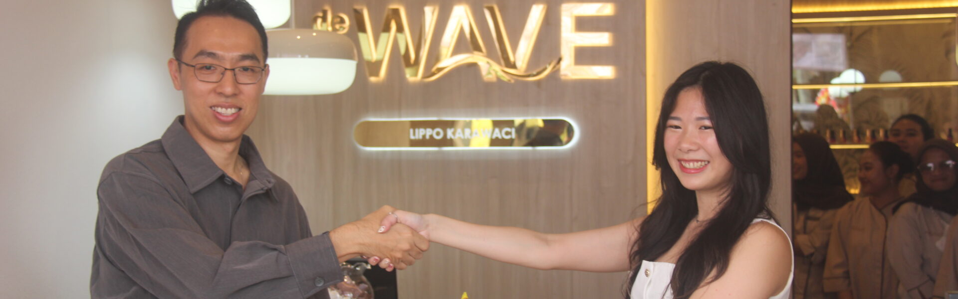CEO de Wave, Indra Krisna bersama mitra usaha de Wave Lippo Karawaci, Irene Jessie