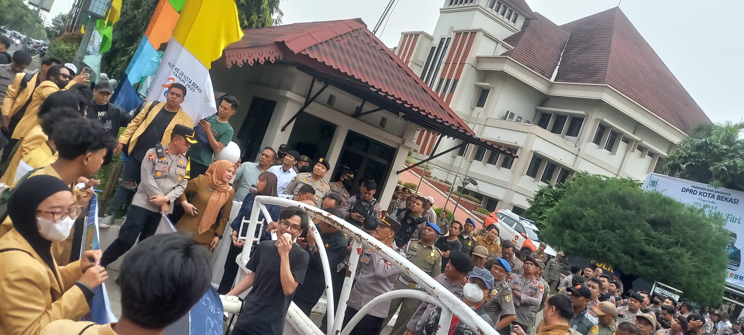 Puluhan mahasiswa Bhayangkara melakukan Aksi Demo di depan gerbang gedung DPRD Kota Bekasi, menuntut pencabutan RUU TNI, (24/3).
