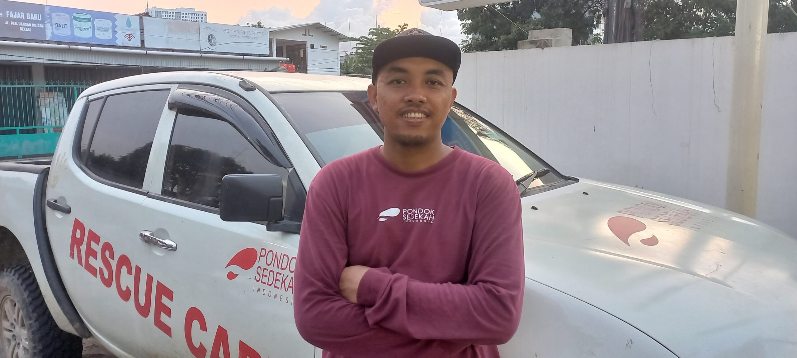 Anton Budi Purnomo, Manager Program Pondok Sedekah, bersama mobil Rescue andalan Pondok Sedekah saat terjadi bencana.