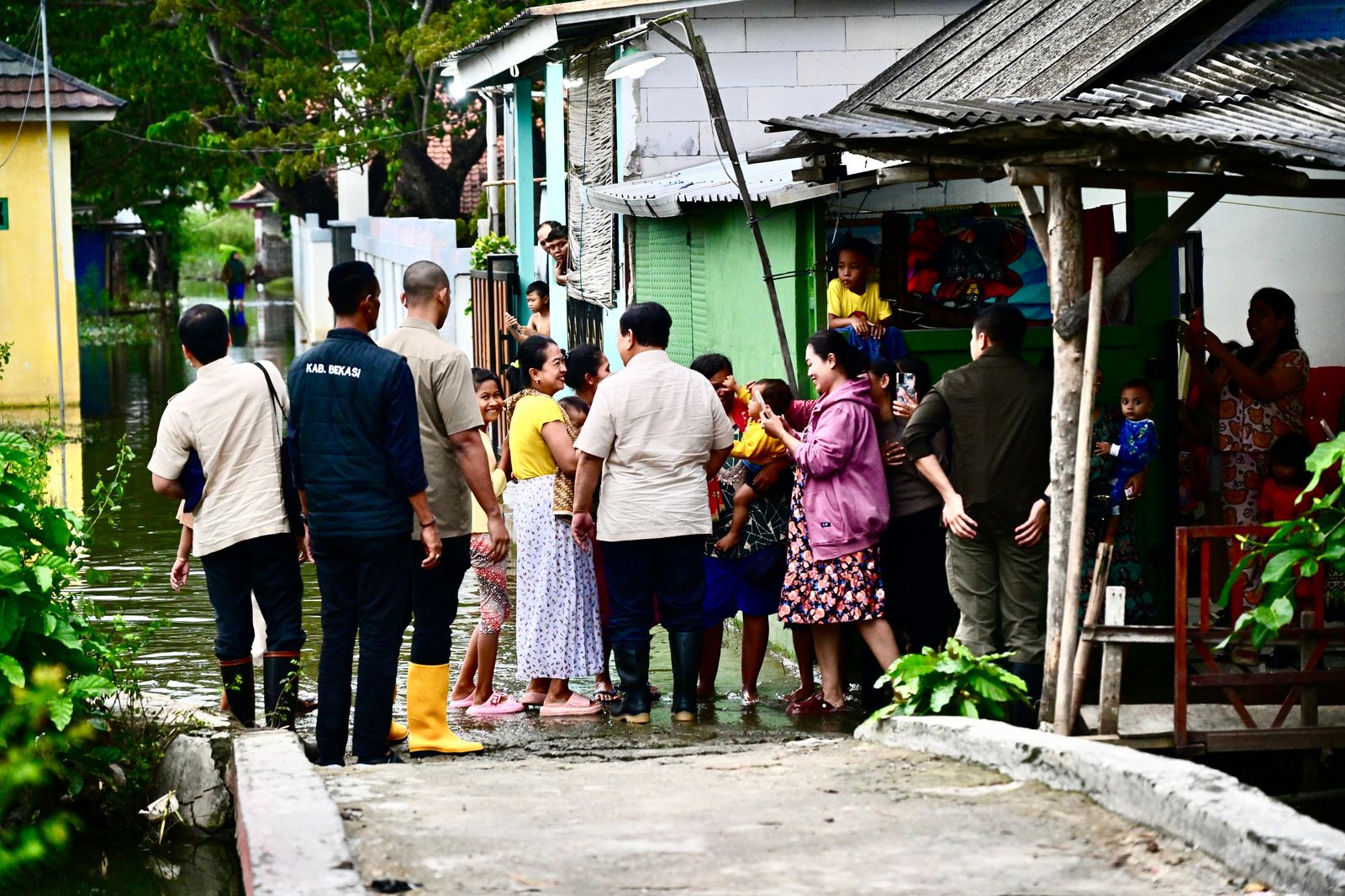 Presiden Republik Indonesia, Prabowo Subianto, mengunjungi masyarakat yang terdampak banjir di Babelan, Kabupaten Bekasi, Jawa Barat, pada Sabtu (8/3).