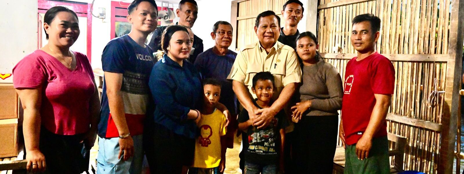 Presiden Republik Indonesia, Prabowo Subianto, mengunjungi masyarakat yang terdampak banjir di Babelan, Kabupaten Bekasi, Jawa Barat, pada Sabtu (8/3).