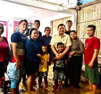 Presiden Republik Indonesia, Prabowo Subianto, mengunjungi masyarakat yang terdampak banjir di Babelan, Kabupaten Bekasi, Jawa Barat, pada Sabtu (8/3).