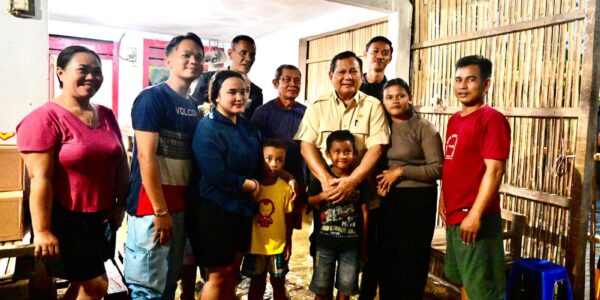 Presiden Republik Indonesia, Prabowo Subianto, mengunjungi masyarakat yang terdampak banjir di Babelan, Kabupaten Bekasi, Jawa Barat, pada Sabtu (8/3).