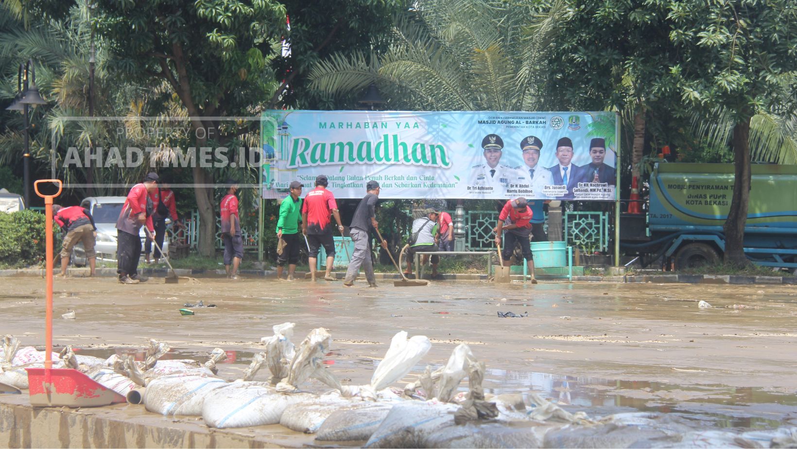 Masjid Agung Al Barkah juga menjadi salah satu area yang sangat terdampak banjir, lumpur menggenang di lahan pakiran masjid